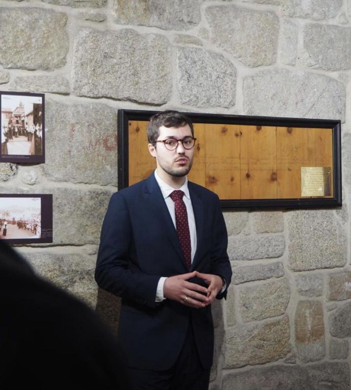 Luis Martín, na exposición na Capela. | // FDV