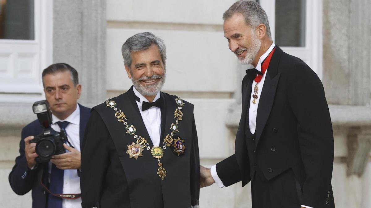 El rey Felipe saluda al presidente del Tribunal Supremo, Carlos Lesmes.