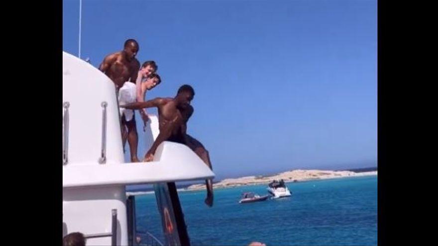 Un jugador de fútbol, a punto de estrellarse al saltar de un barco en Ibiza