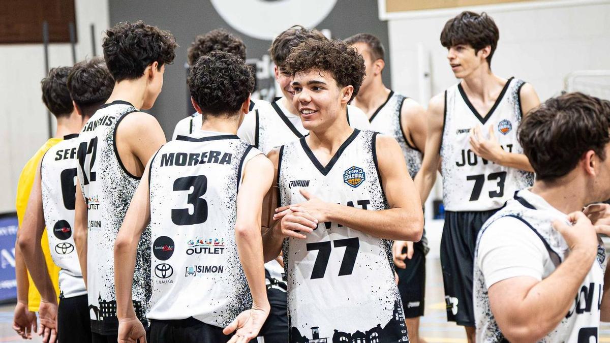 Els jugadors de la Joviat celebrant el triomf que els doni el passi a la final