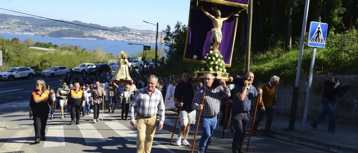 Los fieles, subiendo desde la carretera general PO-551. | GONZALO NÚÑEZ