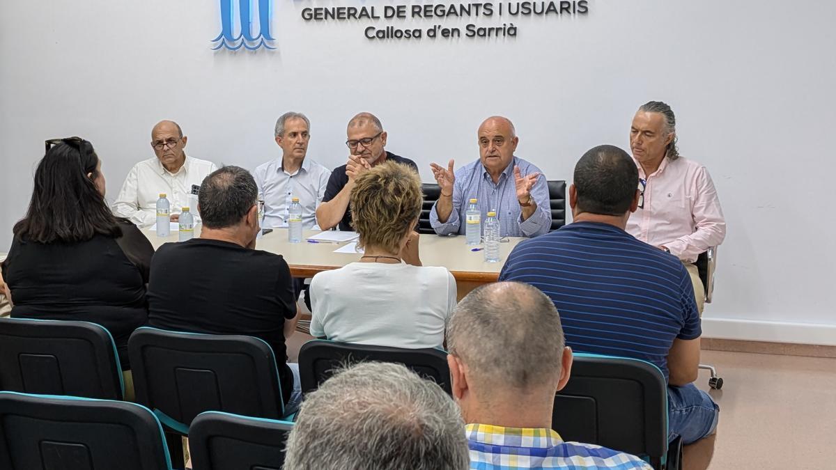 Los principales integrantes de la Comunitat de Regants , junto al alcalde de Callosa, Andrés Molina, el segundo por la izquierda.