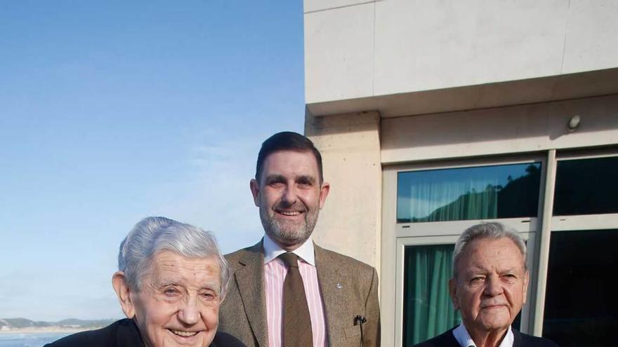 Por la izquierda, Ricardo Fernández Suárez, Jesús Barbón López y José María León Pérez, en el Club Náutico de Salinas.