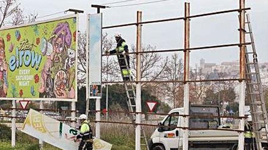 Imagen de la retirada de una de las vallas de las carreteras de Eivissa en los últimos meses.