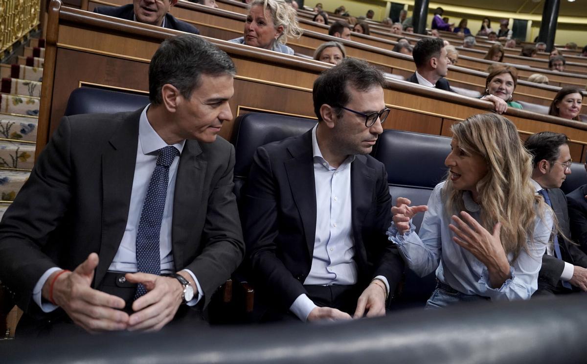 El president del Govern, Pedro Sánchez; el vicepresident primer, Carlos Cuerpo, i la vicepresidenta segona, Yolanda Díaz, este dimecres, en el ple del Congrés