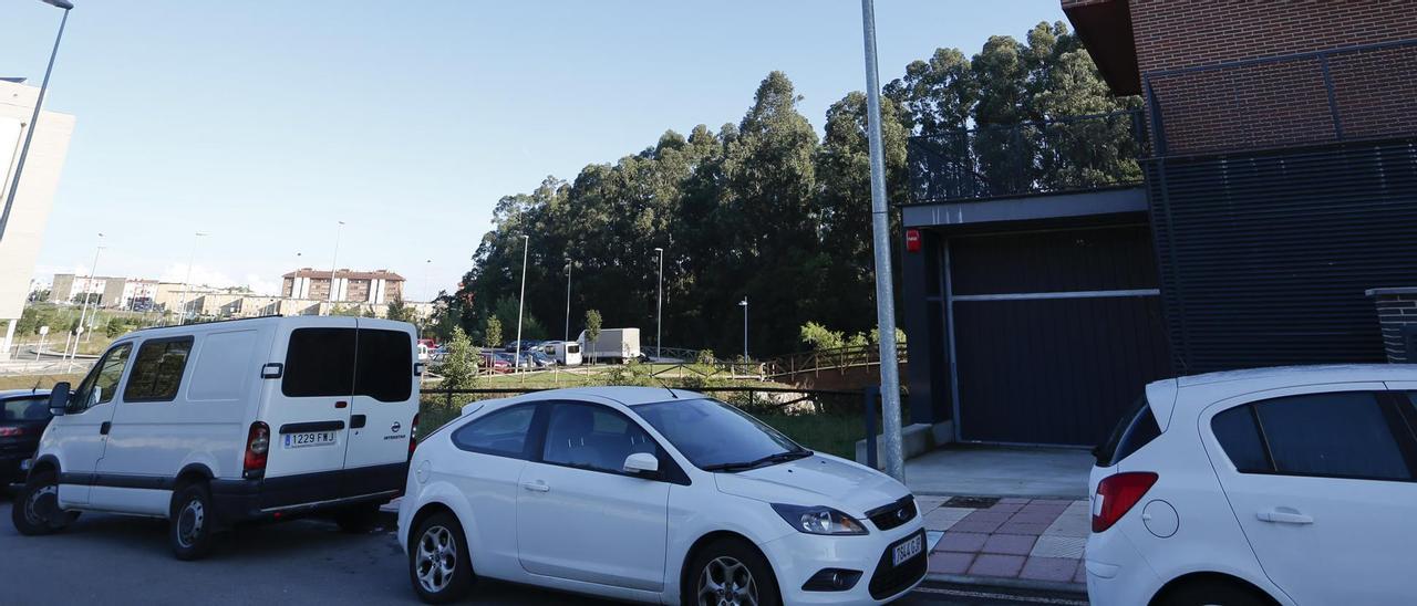 Vehículos estacionados en una calle de Avilés.