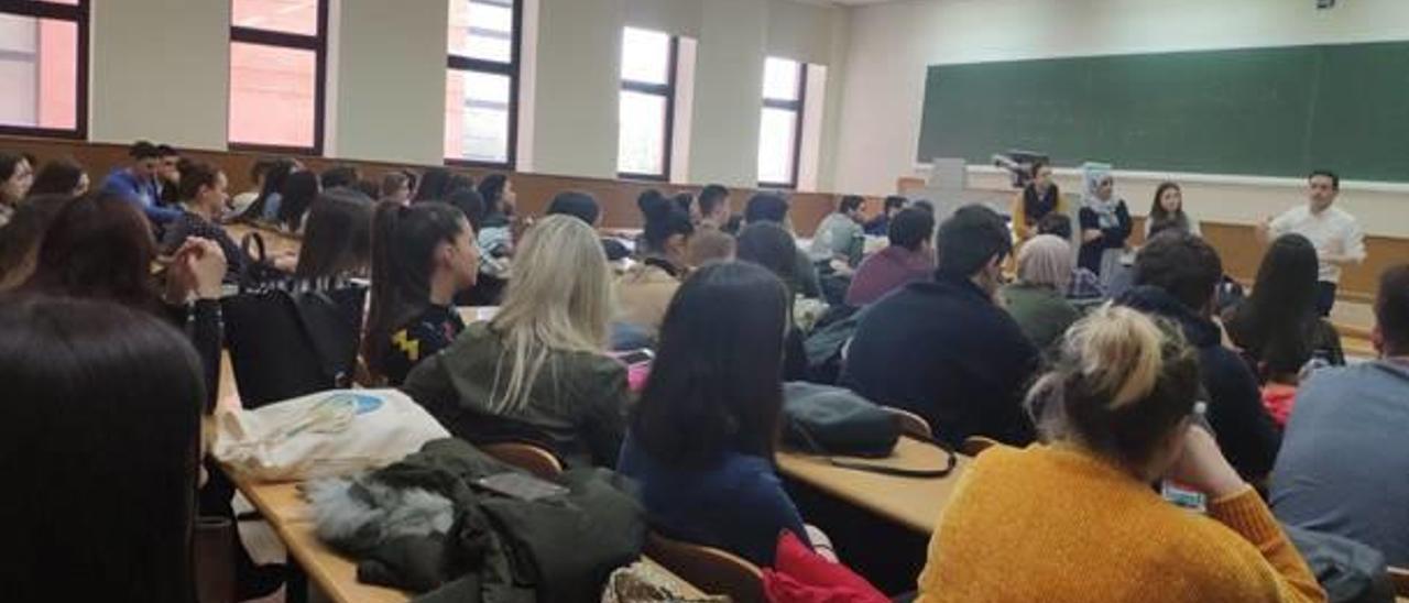 Ignasi Garcia, en una reunión con alumnado de la Universitat Jaume I.