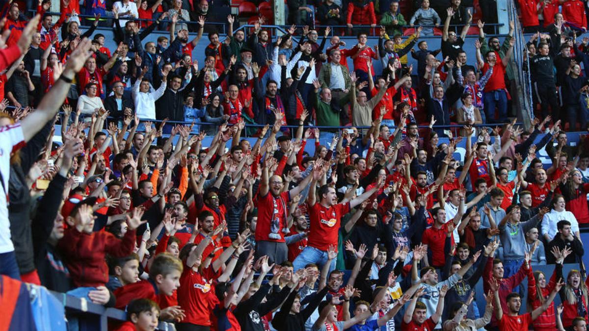 La afición de Osasuna, animando en El Sadar