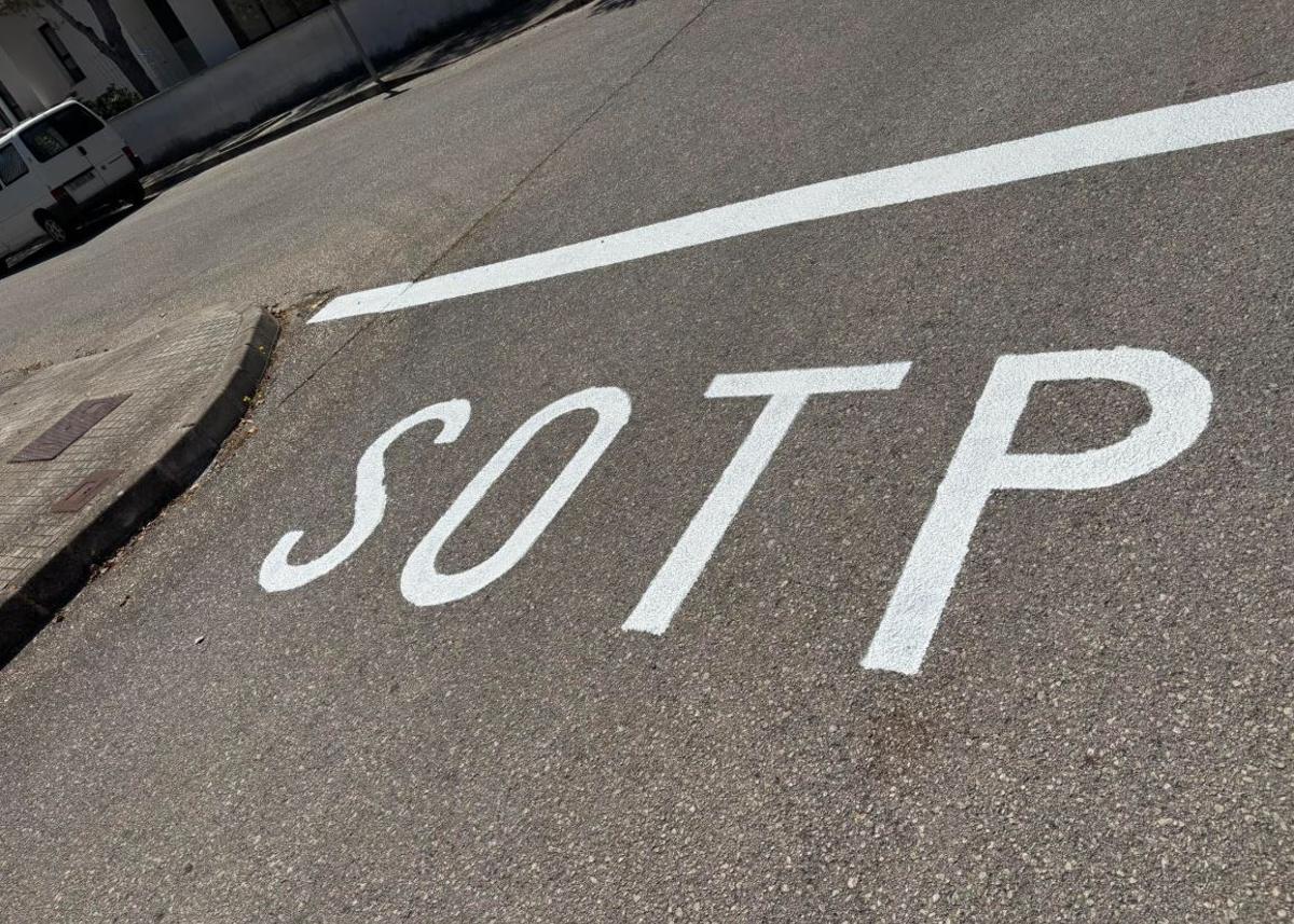 Error ortográfico en la señalización viaria de un STOP en Son Serra de Marina