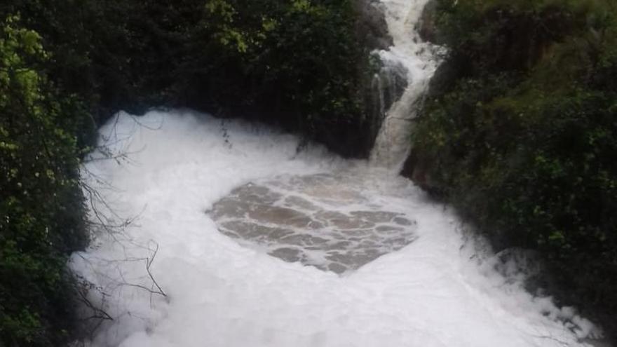 El barranco de Chiva vuelve a aparecer cubierto por espuma blanca de vertidos