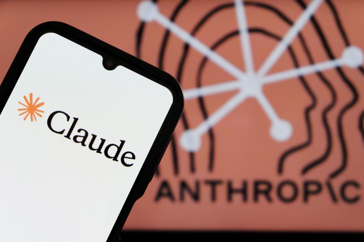 Claude, la IA de Anthropic, sufre una caída mundial tras el veto militar de Trump.