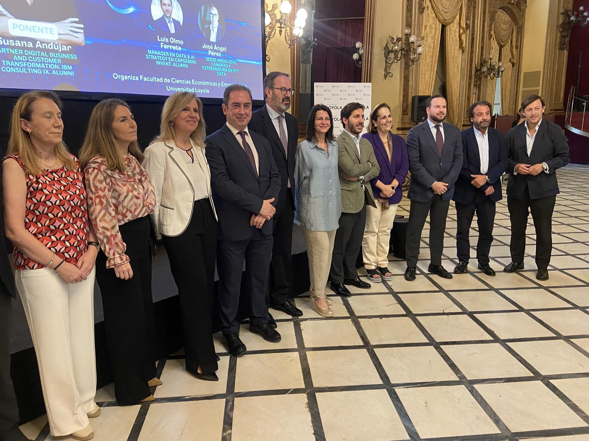 En el centro, Susana Andújar, ponente de una de las conferencias, junto a miembros de Loyola y representantes del Ayuntamiento.