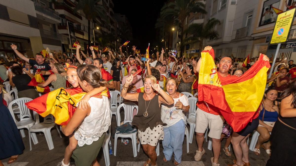 La afición celebra el éxito de España en Gandia