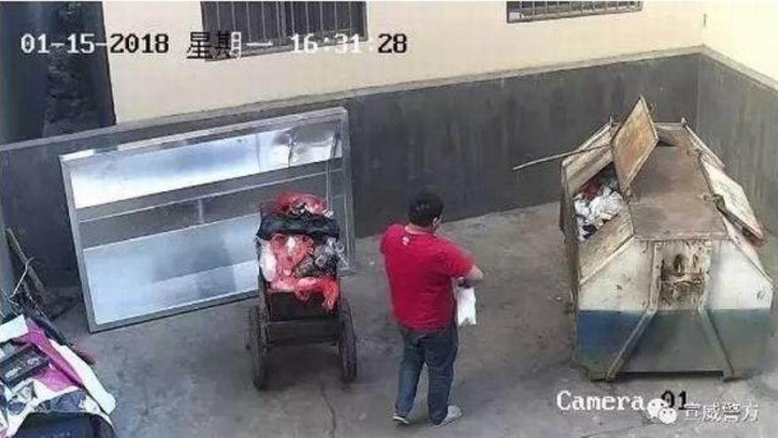 Una cámara le graba tirando a su recién nacida a la basura