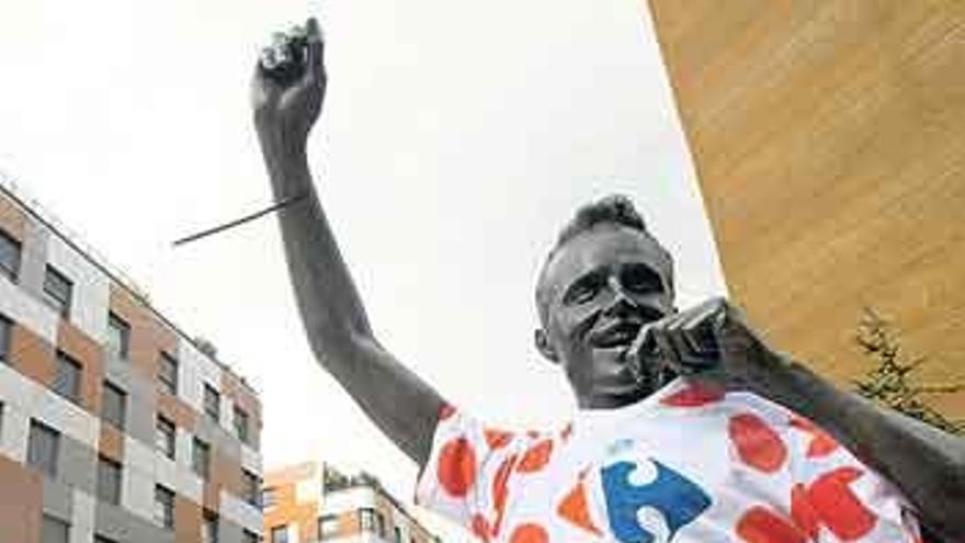 La estatua de Samuel en Oviedo, con el maillot de la montaña