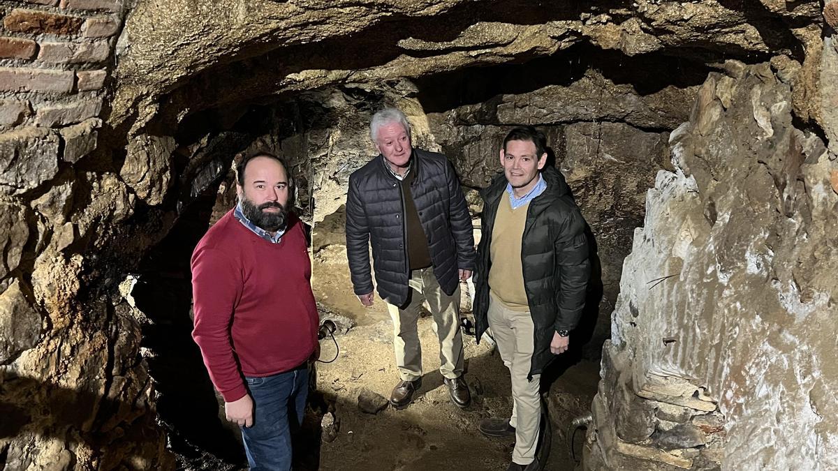 Francisco Javier Domínguez, Santiago Ruiz y Juan Diego Cabrera, en la cueva de Pedroche.