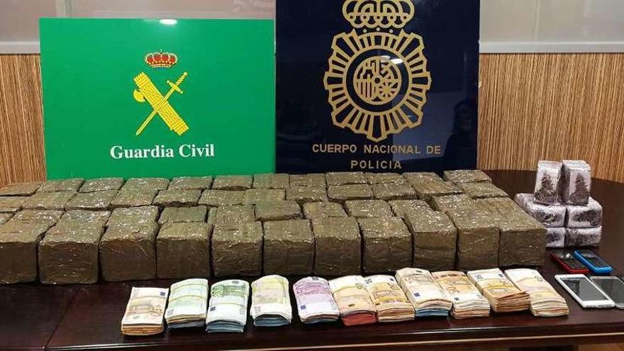 Droga y dinero decomisados en la operación.