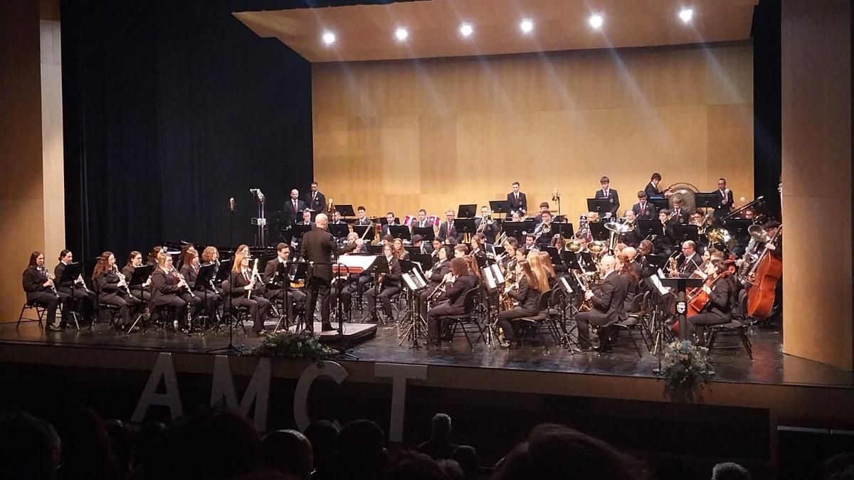 La banda, en el magnífico escenario del auditorio de Teulada