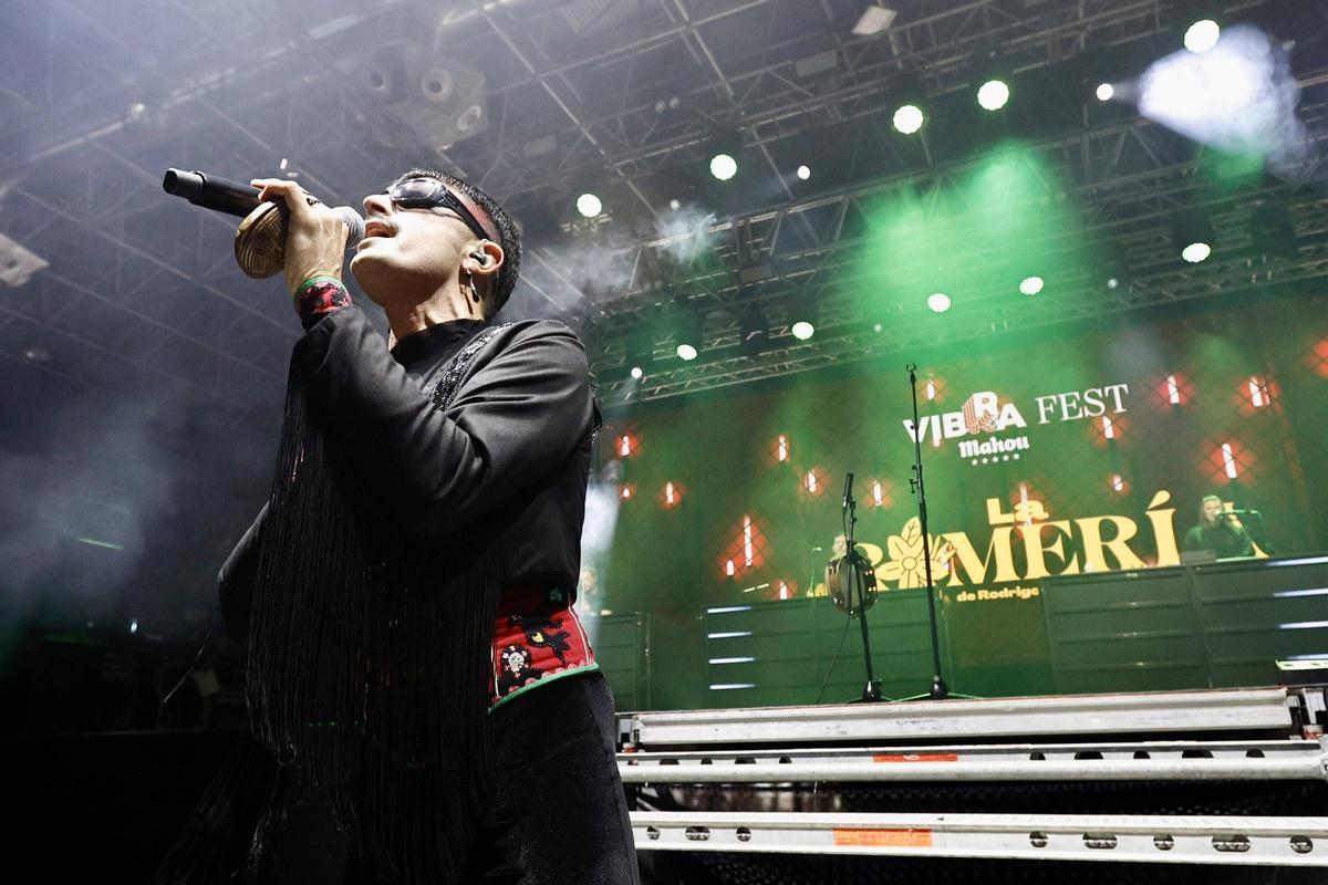 Rodrigo Cuevas desata la locura en el Vibra Mahou en Gijón (en imágenes)