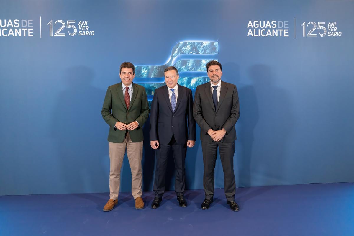 Carlos Mazón, presidente de la Diputación de Alicante; Ángel Simón, presidente de Agbar  y Luis Barcala, alcalde de Alicante.