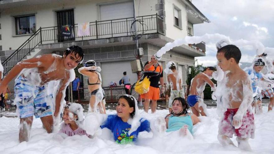 La Fiesta de la espuma centró la primera jornada de la programación festiva.