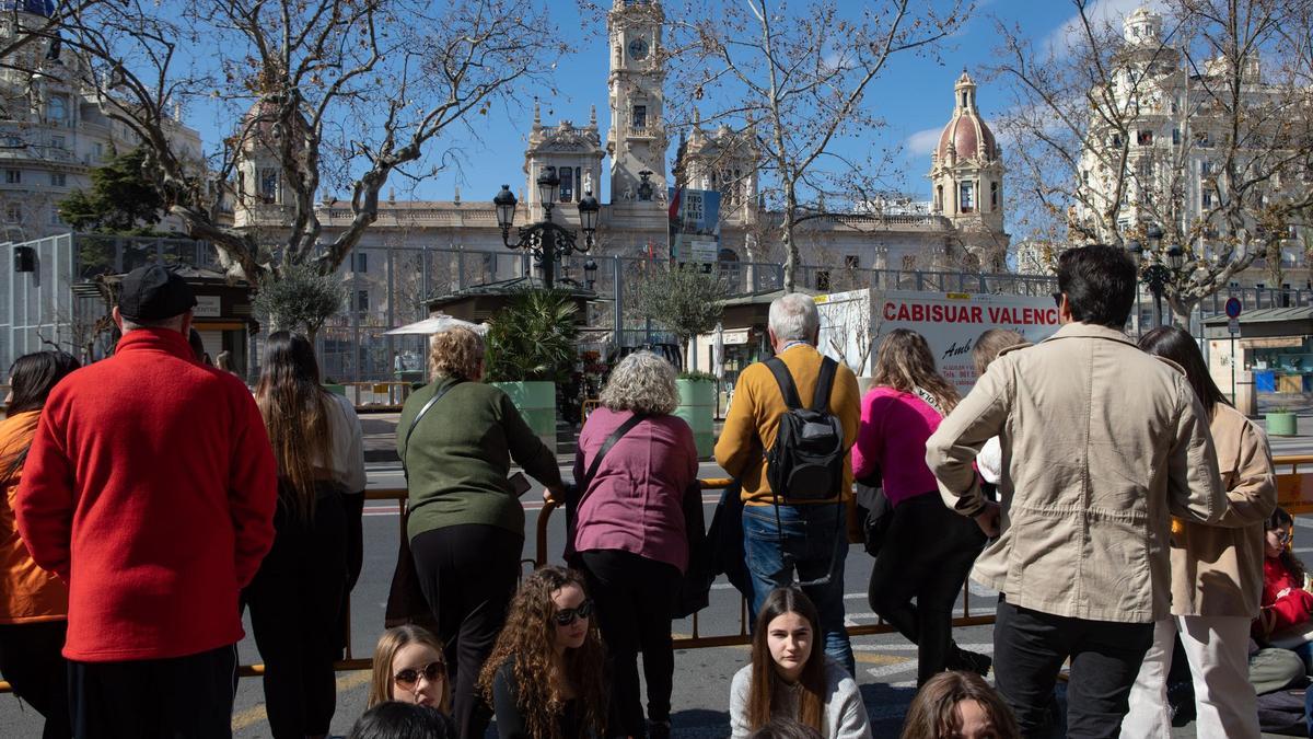Público concentrado en la valla de las mascletaes para ver los fuegos.