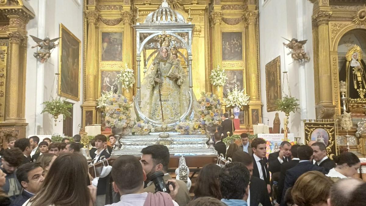 Fieles alrededor de la Virgen de Araceli de Lucena tras comunicarse la suspensión dle traslado.