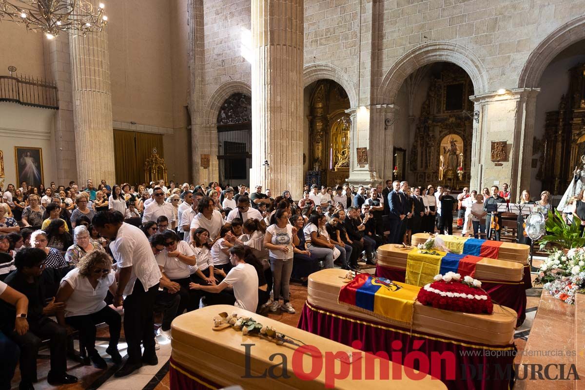 Imágenes del funeral en Caravaca de algunas de las víctimas del incendio en las discotecas de Murcia