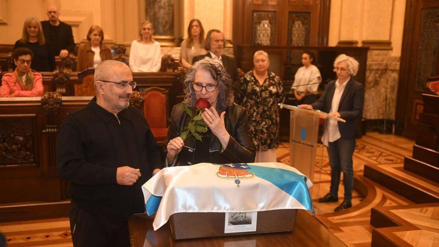 Familiares de Juan Boedo depositan una flor sobre la caja. | Iago López