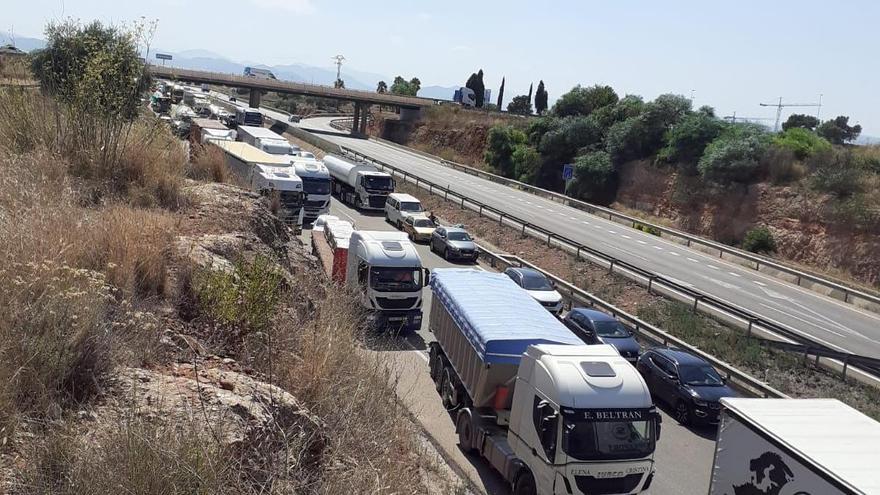 Imagen de las colas formadas tras el vuelco del vehículo.