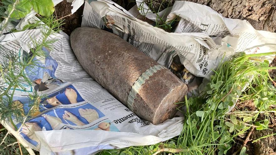 La Policía Nacional destruye un proyectil de artillería hallado en una finca de Palma