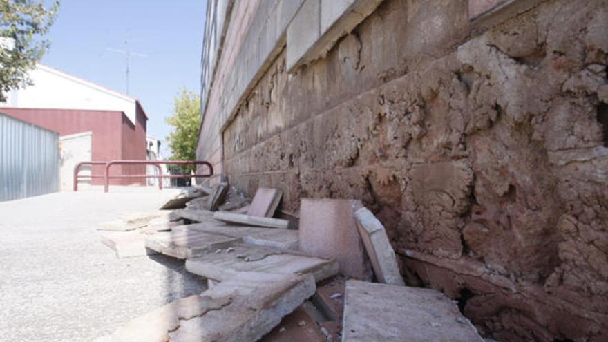 Plaça Picasso. Alerten del perill d&#039;un mur a Vila-roja