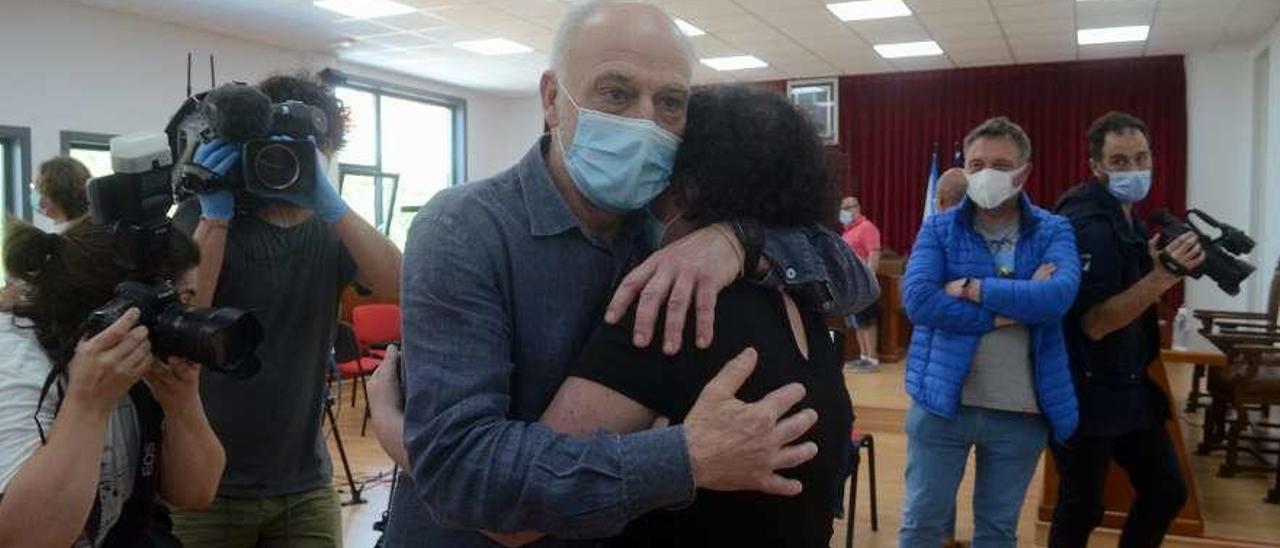 X. Castaño abraza a Mari Paz, regidora en funciones, tras dimitir ayer como alcalde de Catoira.  // N. Parga