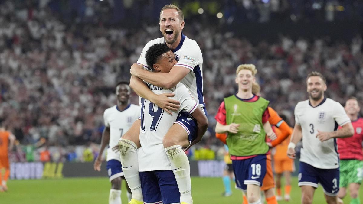 Kane, feliz sobre Watkins, tras el gol ante Países Bajos en la semifinal.