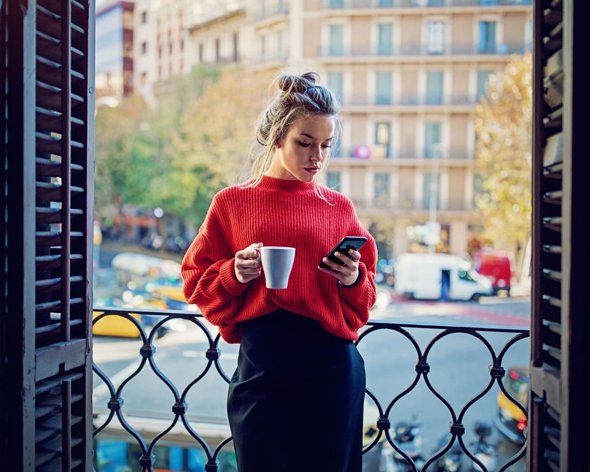 Mujer joven con iphone móvil teléfono