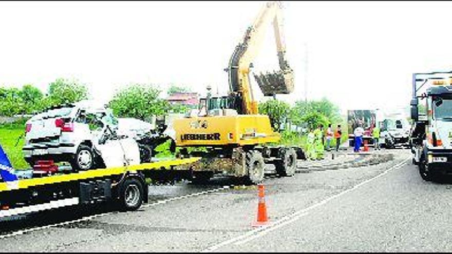 Retirada de parte de los vehículos siniestrados en la N-634, ayer, a la altura de Meres.