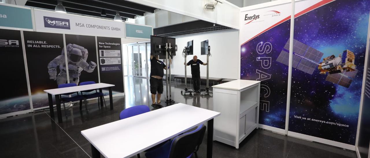 Preparativos en el Centro de Congresos de Elche para el evento que reunirá a la élite de las agencias aueroespaciales.