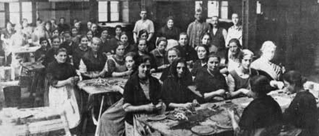 Mujeres trabajando en una industria conservera con la tradicional toquilla candasina.