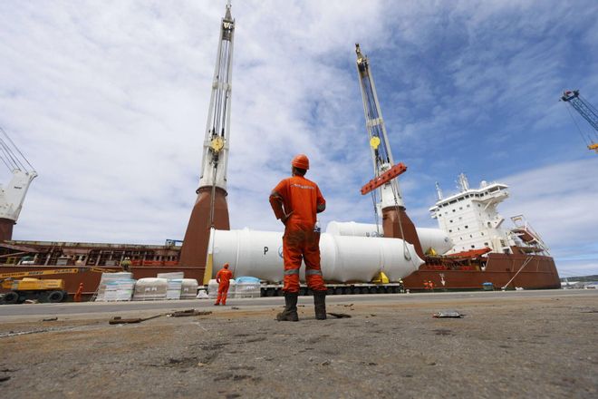 En imágenes: Así fue la carga en el Puerto de Avilés de nueve colosales depósitos de CO2 fabricados por Idesa