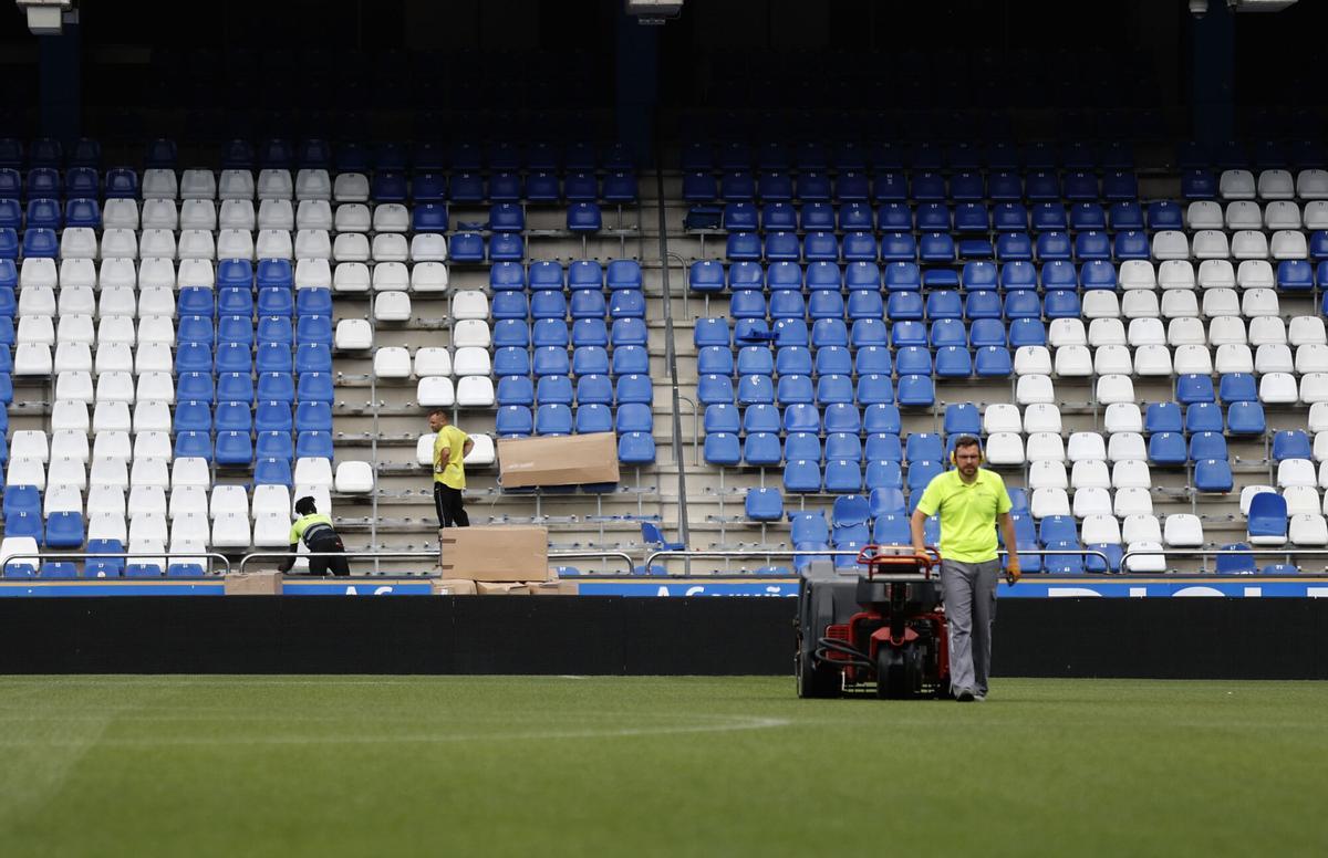 Operarios trabajaban en el césped y en las gradas este martes para reparar los daños de la invasión del final del partido del martes