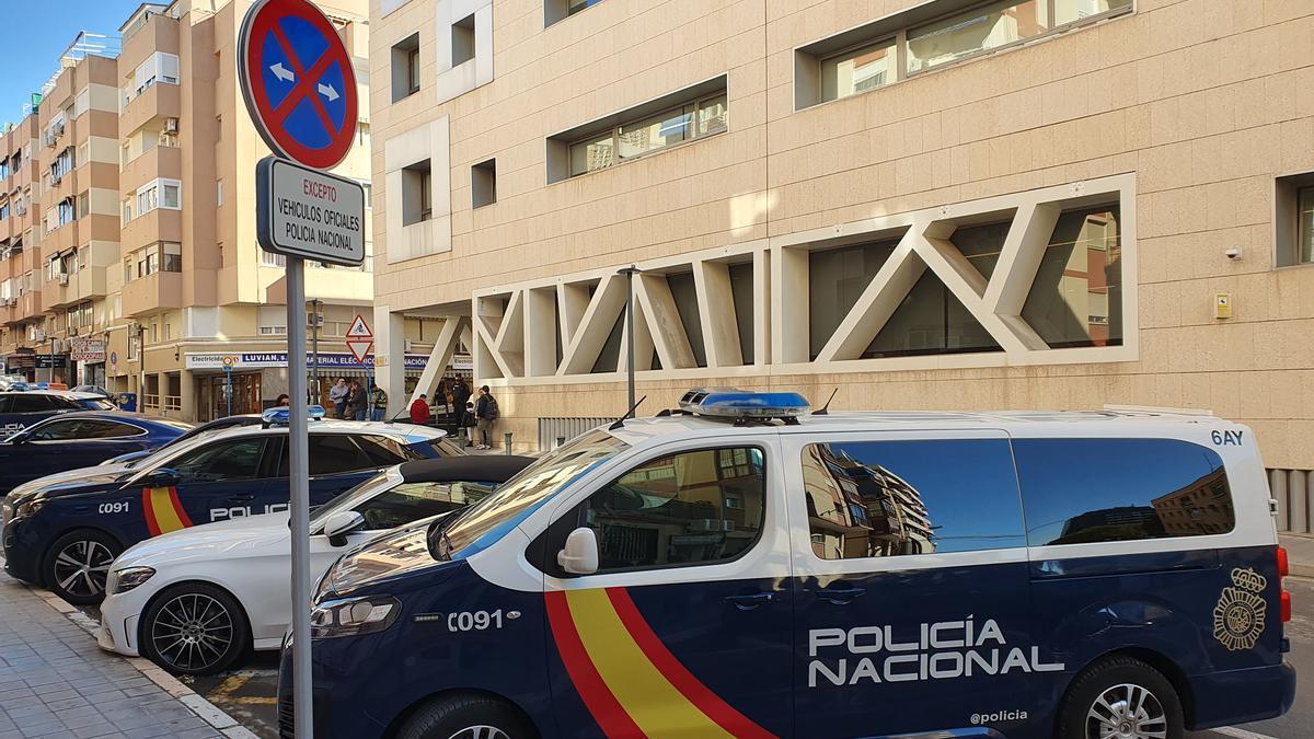 Vehículos policiales estacionados junto a la Comisaría Provincial de Alicante.