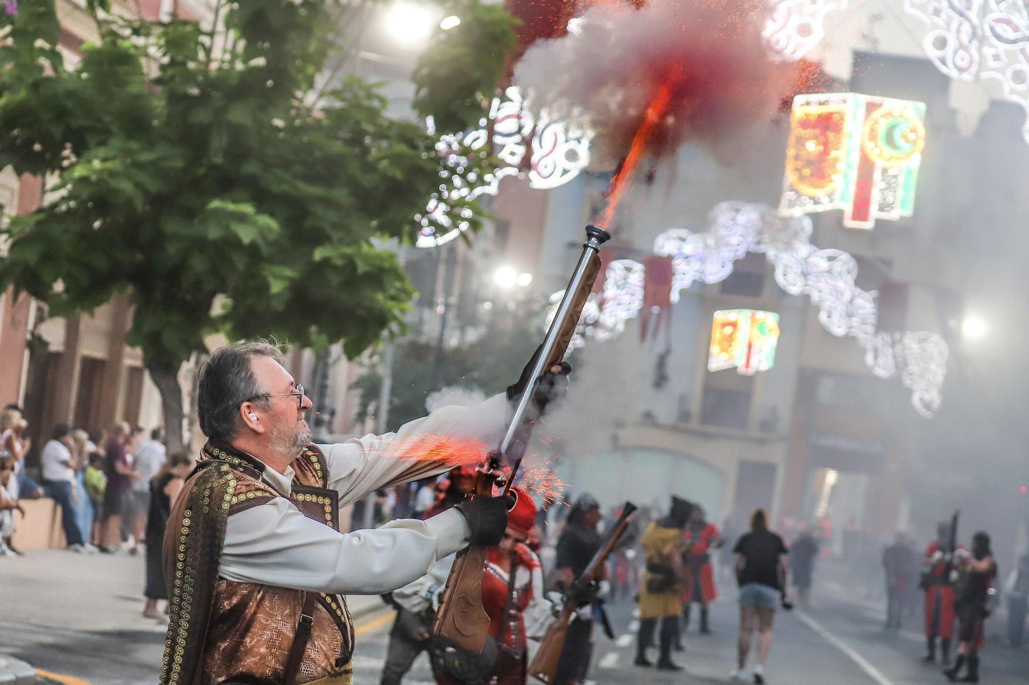 La pólvora abre paso a la fiesta en Orihuela