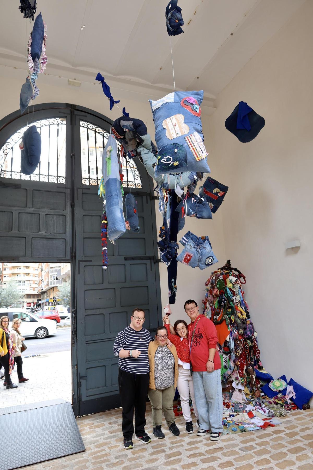 La instalación del colectivo artístico inout ASSIDO en el patio del centro cultural.