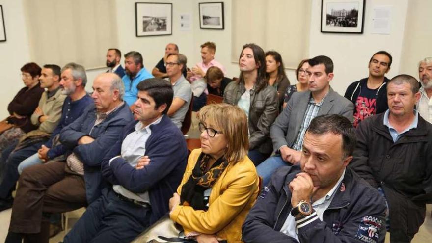 Asistentes al ciclo &quot;Cultivando o mar&quot;, en el Ayuntamiento de O Grove. // Muñiz