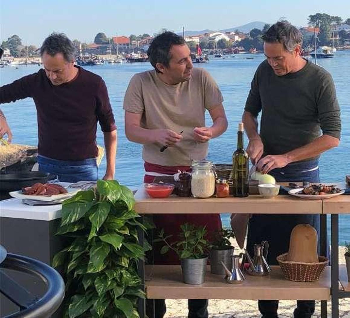 Javier Olleros (centro) cocinando con los Torres en Moreiras. // Muñiz
