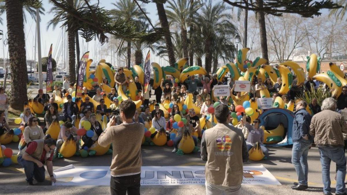 Protesta con plátanos hinchables frente al Consolat de Mar.