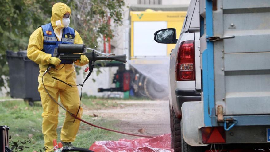 Un membre de l'UME desinfecta un vehicle al Centre de Comandament Avançat, a Torreferussa