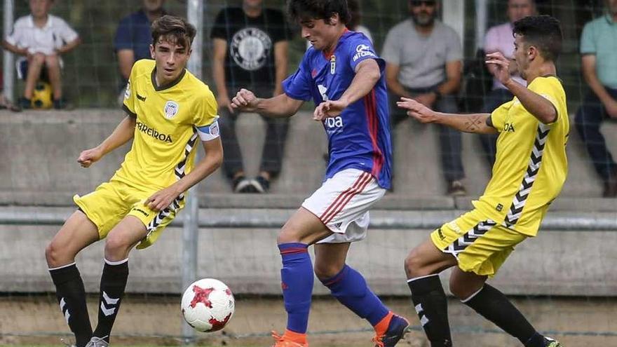 Javi Mier, presionado por dos rivales del Lugo, durante un partido de este curso.