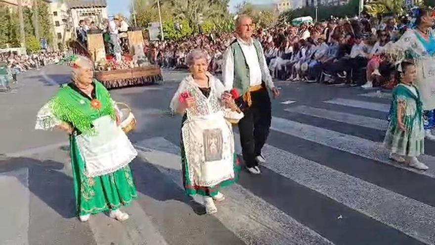 Las carrozas pasan junto a los bailes tradicionales y las castañuelas