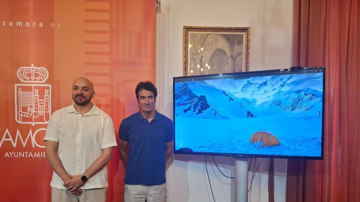 Martín Ramos, junto al concejal de Deportes, Manuel Alesander Alonso.